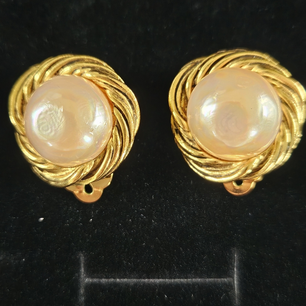 Chanel Vintage Clip Earrings - Picture 8 of 8